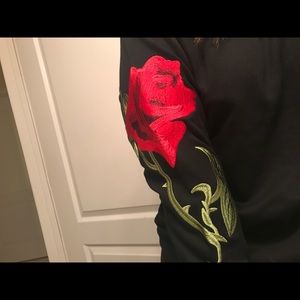 EMBROIDERED ROSE CREWNECK