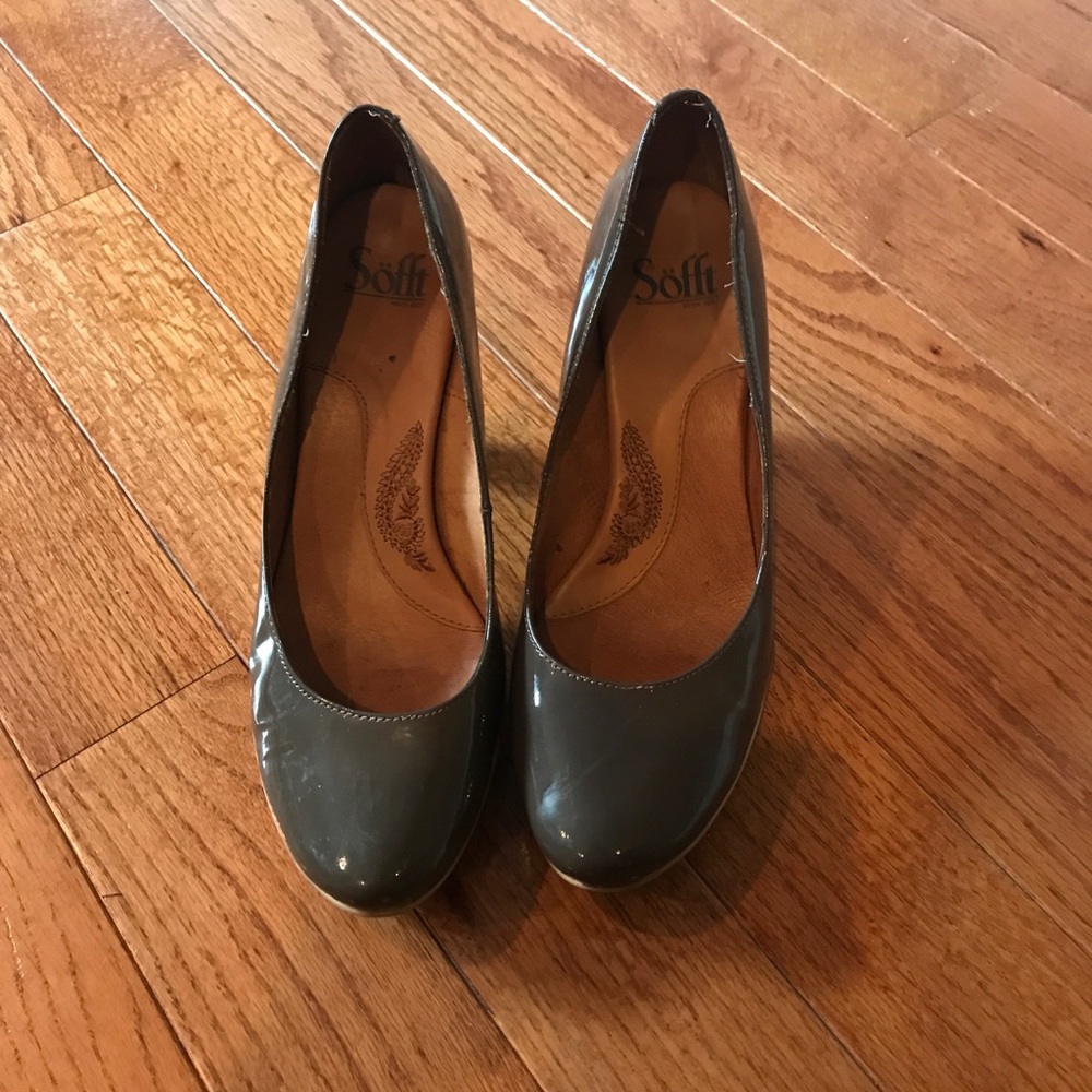Grey patent leather pumps