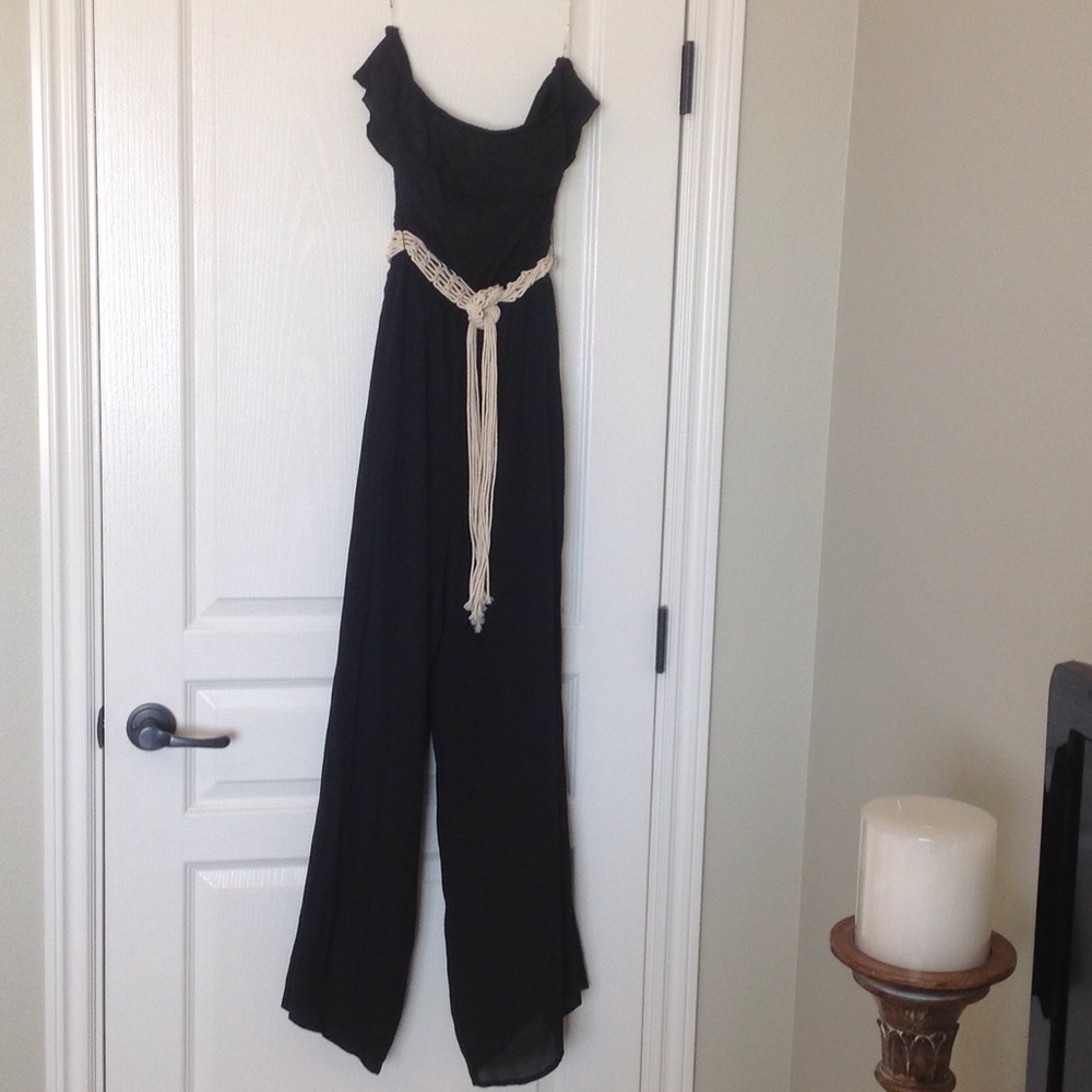 Strapless jumpsuit with ruffle