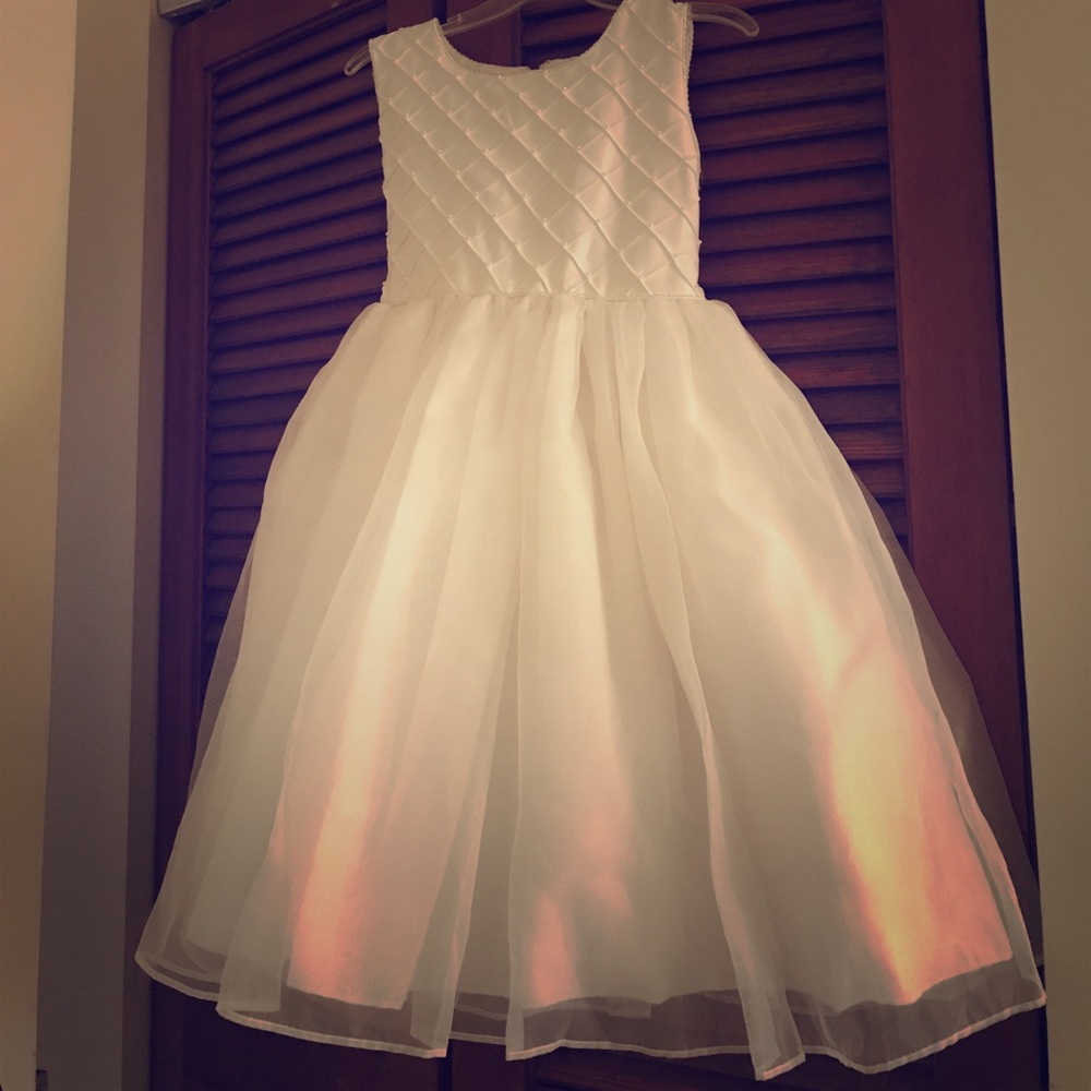 Girls 5 communion dress.