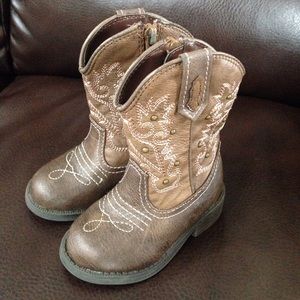 Cute cowboy boots. Size 5 baby.
