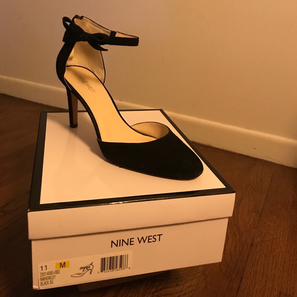 Suede pumps w/ side bow