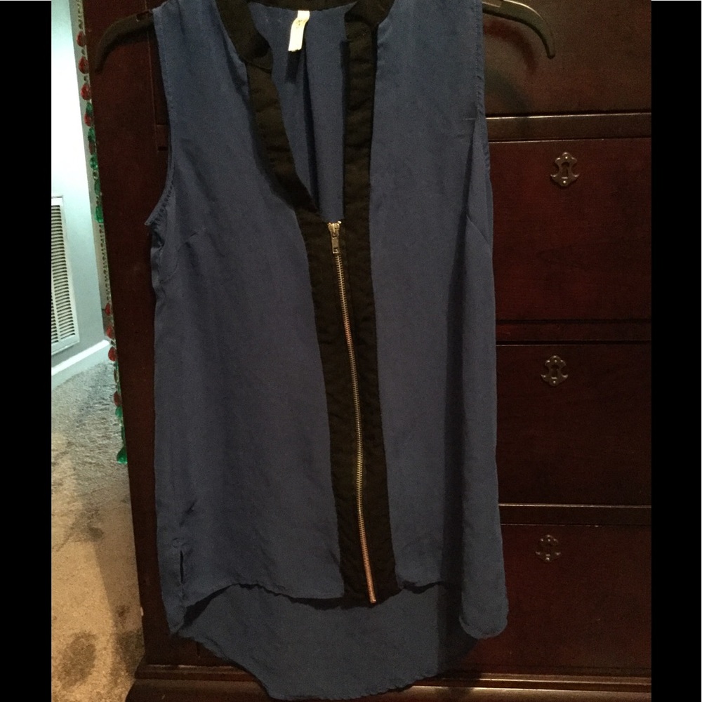 Black/blue sleeveless shirt