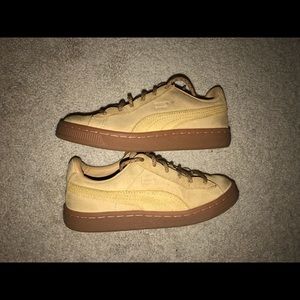 Boy’s suede Pumas!