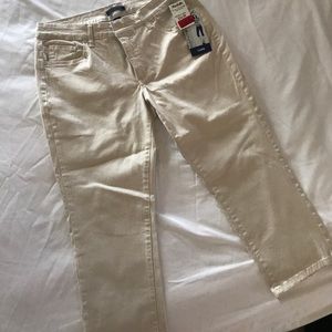 Bandolino stretch capris in light khaki