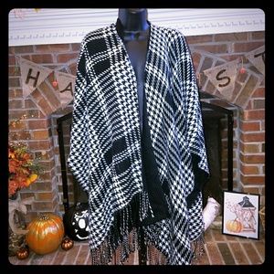 Houndstooth and black reversible wrap. OS