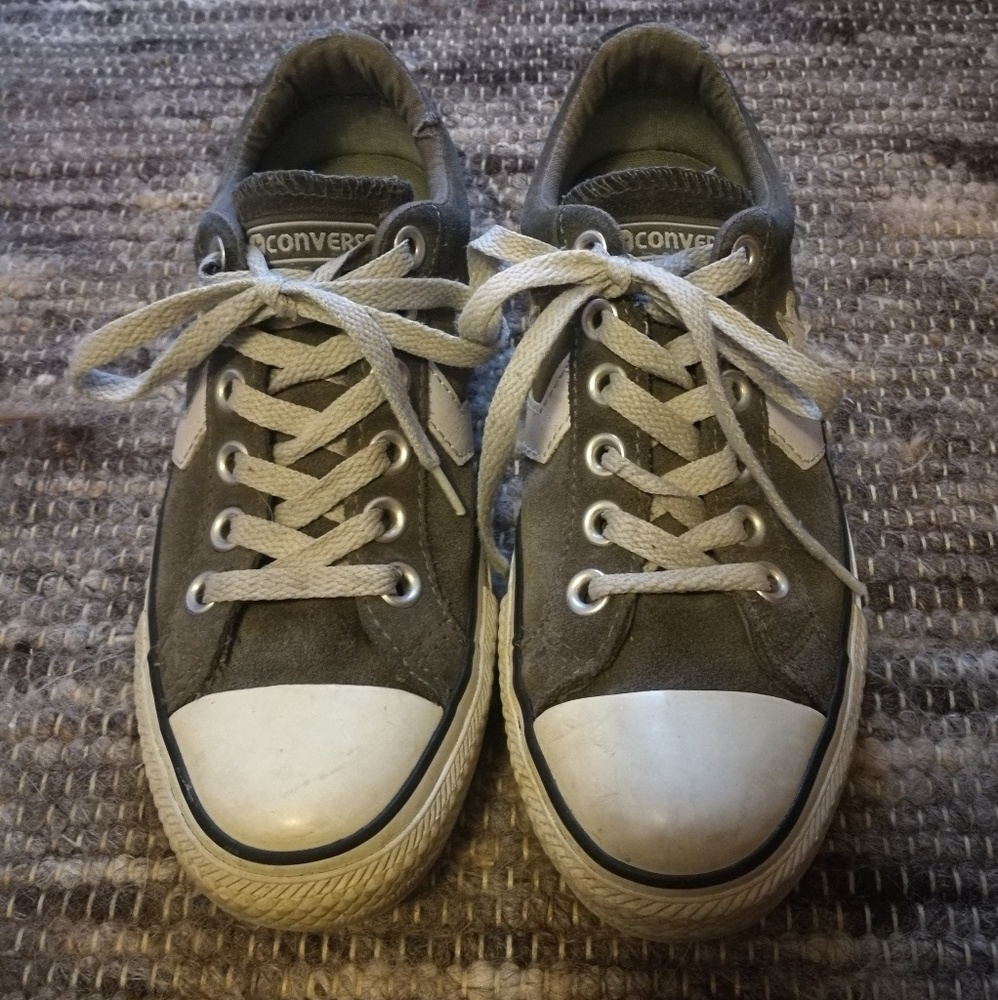 Gray converse shoes