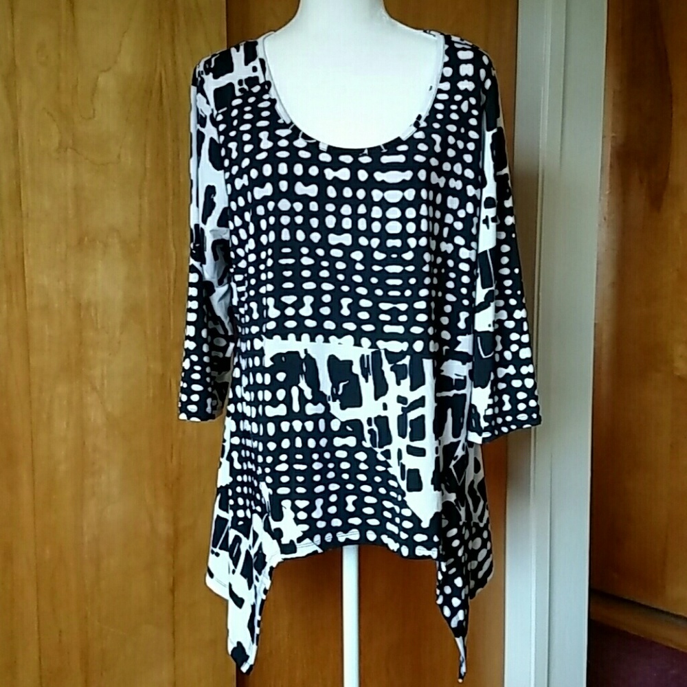Black & White Poly Knit 3/4 Sleeve Hanky Hem Top