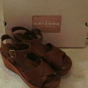 BRAND NEW.Arizona Sadie Platform Buckle Sandals