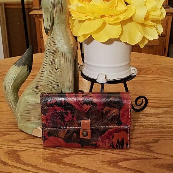 Patricia Nash Handbags - Patricia Nash Leather Floral Wallet!!!
