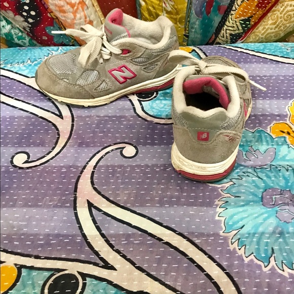 New balance. Toddler girls . Size 9 1/2 - Picture 2 of 6