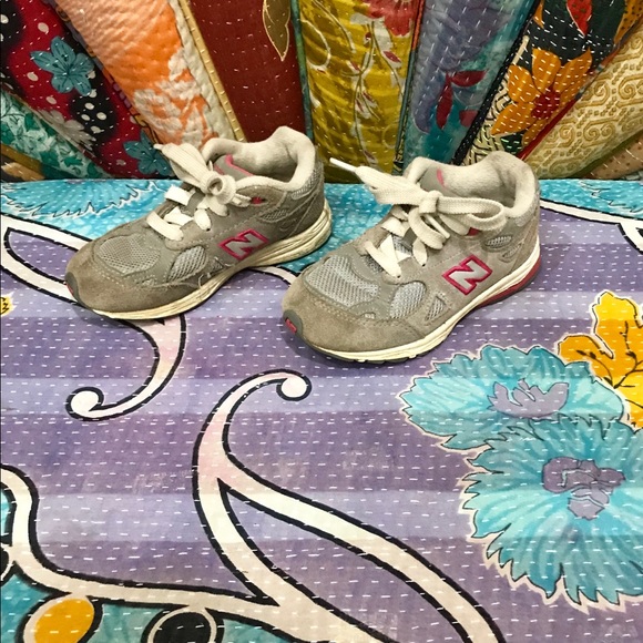 New balance. Toddler girls . Size 9 1/2 - Picture 3 of 6