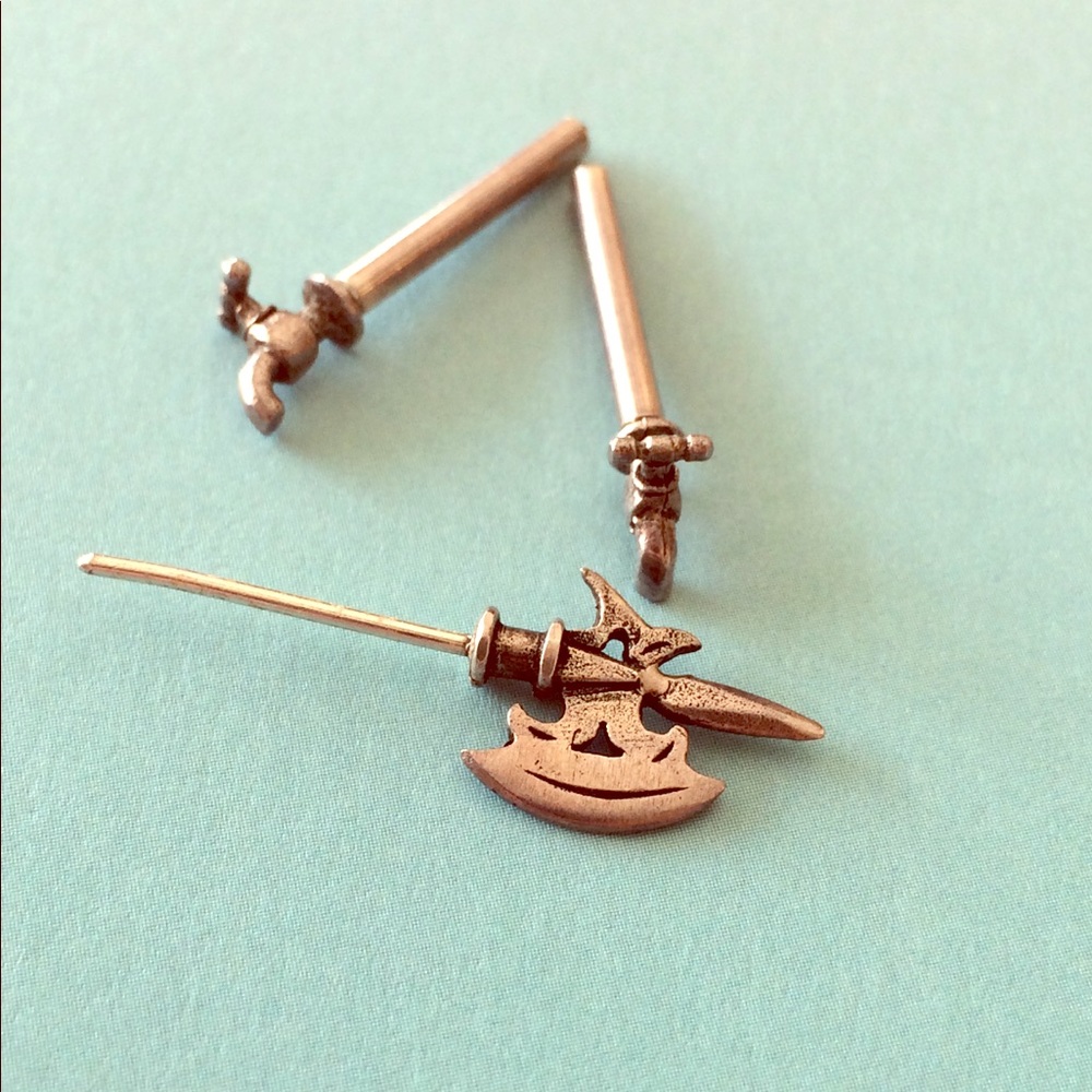 Unique earrings! Faucet and halberd-like weapon.