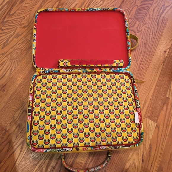 A Vera Bradley computer bag - Picture 3 of 6