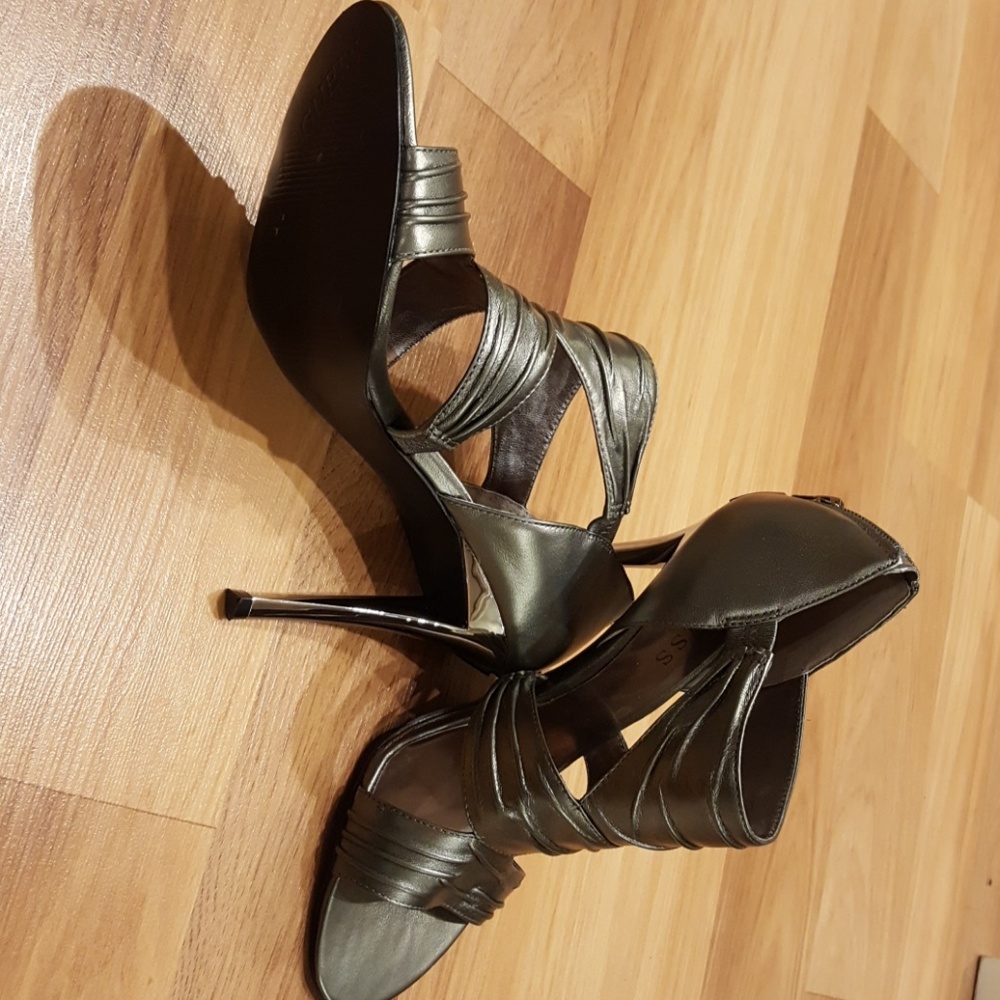 Beautiful Guess Heels