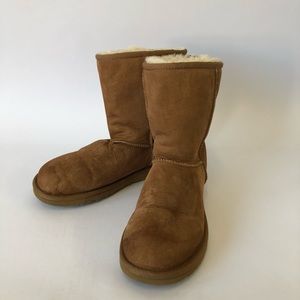 UGG Women’s Chestnut Classic Short Boots Size 6 UGG Women’s Chestnut Classic Short Boots Size 6