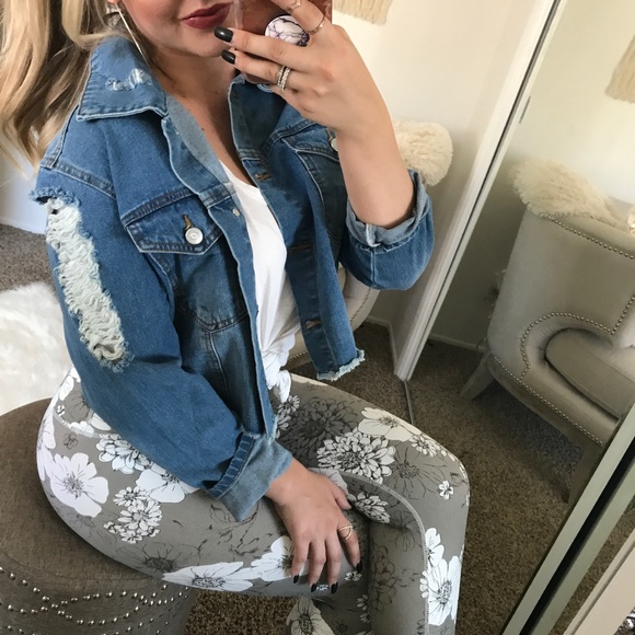 SALE✂️LAST1• Distressed Cropped Jean Jacket - Picture 3 of 8