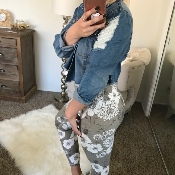 SALE✂️LAST1• Distressed Cropped Jean Jacket - Picture 4 of 8