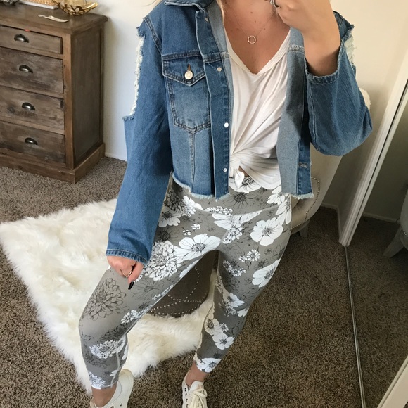 SALE✂️LAST1• Distressed Cropped Jean Jacket - Picture 5 of 8