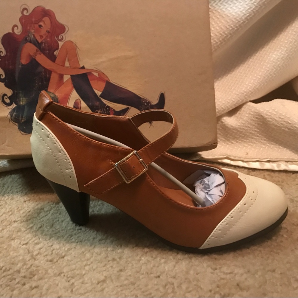Retro brown and taupe buckle heels