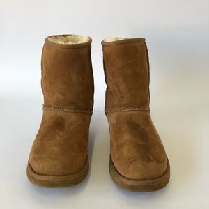 UGG Women’s Chestnut Classic Short Boots Size 5 UGG Women’s Chestnut Classic Short Boots Size 5
