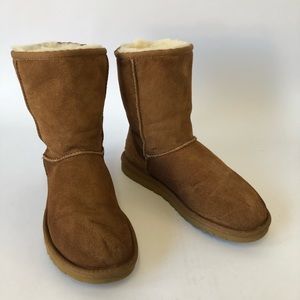 UGG Women’s Chestnut Classic Short Boots Size 6 UGG Women’s Chestnut Classic Short Boots Size 6