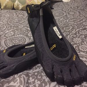 Vibrant five finger water wick hiking shoe