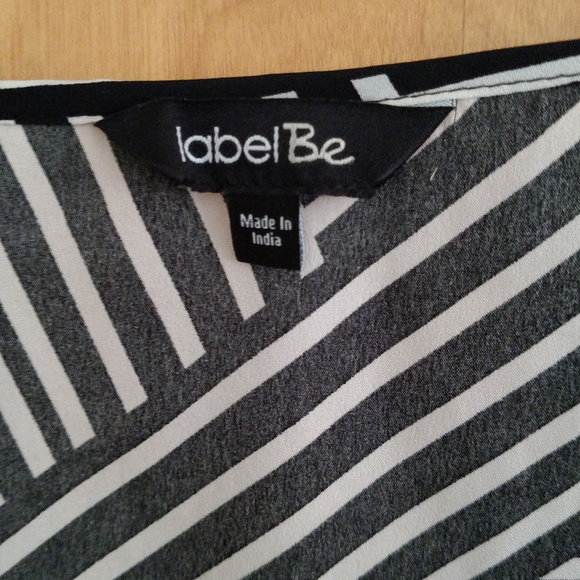 Geometric Pattern Sleeveless Blouse - size 22 - Picture 2 of 2