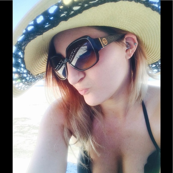 Meet your Posher, Danielle - Picture 1 of 1