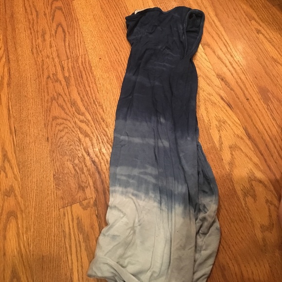 Trust ombré blue color and a loop at the bottom. - Picture 3 of 5