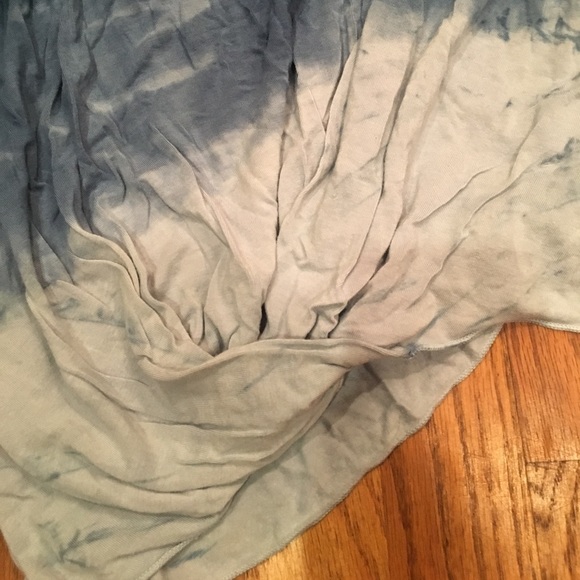 Trust ombré blue color and a loop at the bottom. - Picture 5 of 5