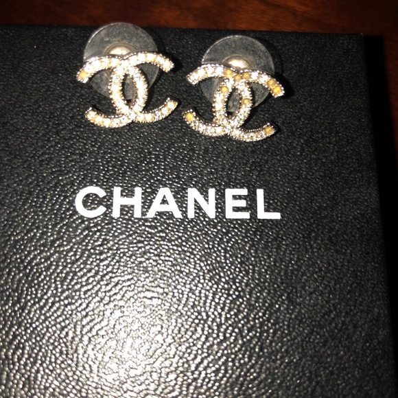 100% Authentic Chanel Logo Small Earrings - Picture 2 of 6