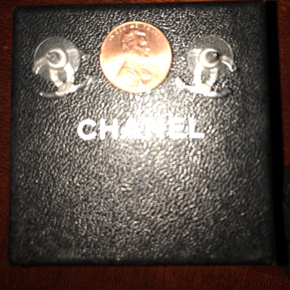 100% Authentic Chanel Logo Small Earrings - Picture 4 of 6