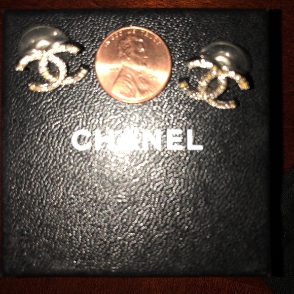 100% Authentic Chanel Logo Small Earrings - Picture 5 of 6