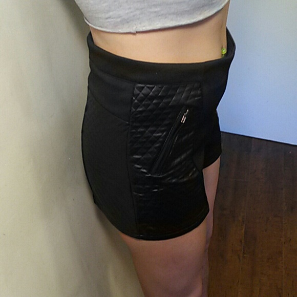 QUILT PATTERN ZIP SHORTS - Picture 2 of 4