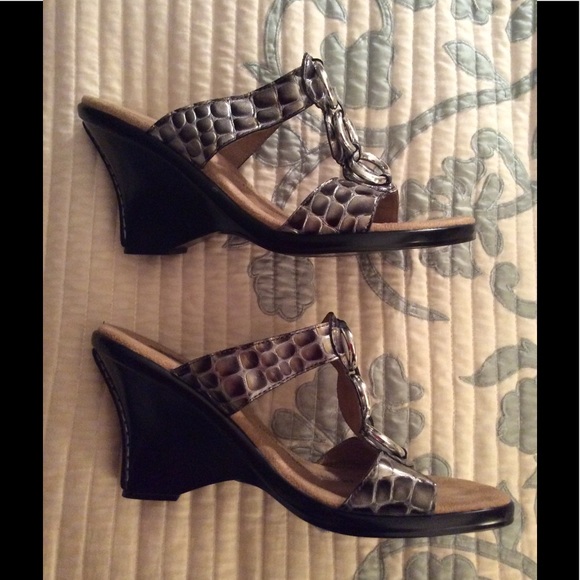 Dr. Scholl's Shoes - ⬇️$15 Dr. Scholls Sandals in Metallic Grey.