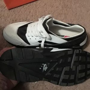 Nike white/black Huaraches
