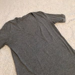 Lululemon Classic V-neck short sleeve tee - Size 6