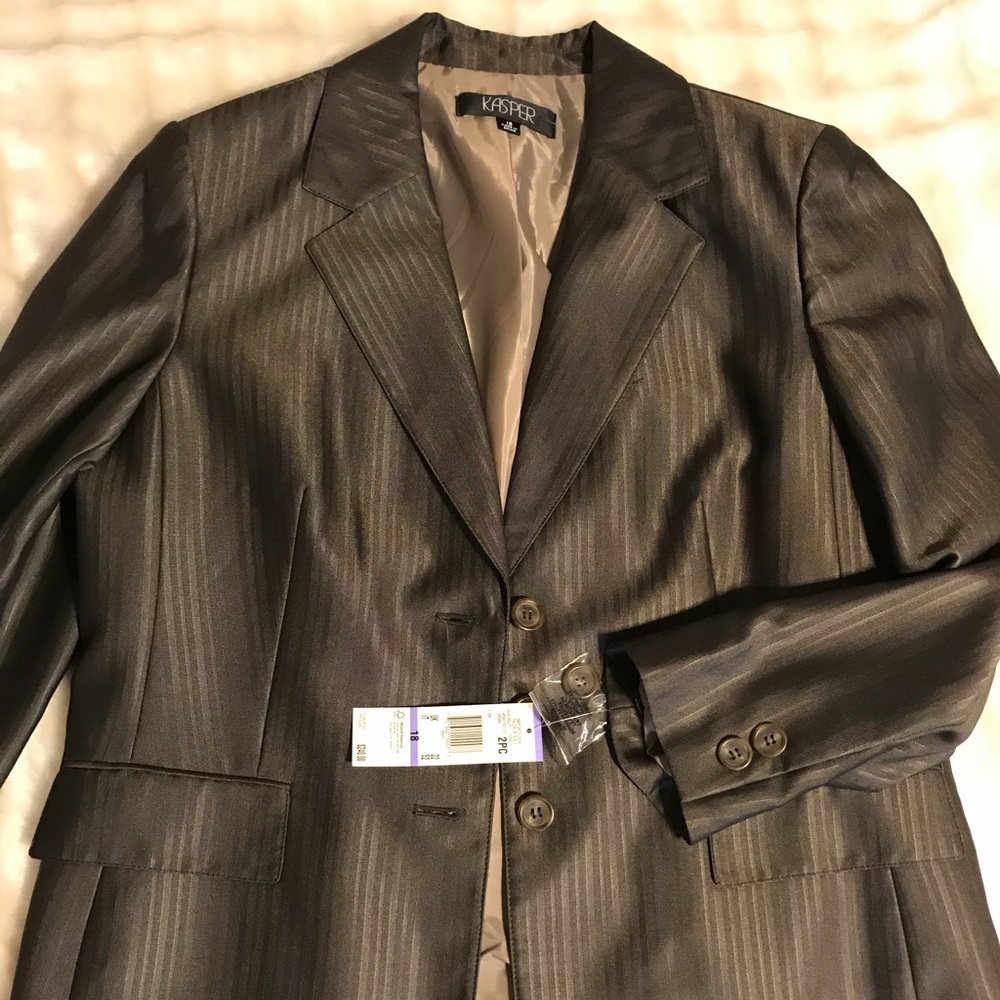 Women’s plus size suit. Brand new with tags.Size18