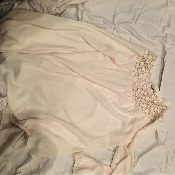 Monteau tan blouse with a floral cut out on top - Picture 2 of 4