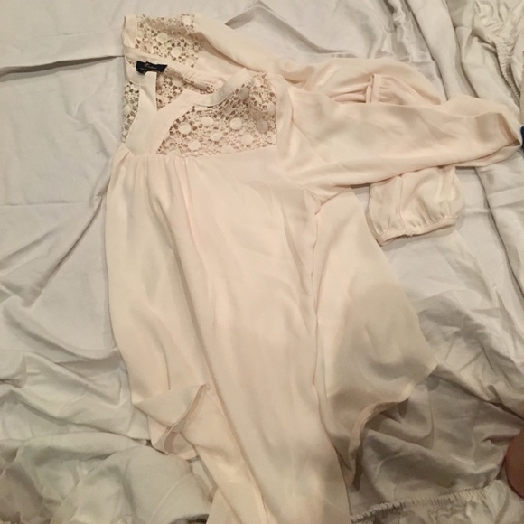 Monteau tan blouse with a floral cut out on top - Picture 3 of 4