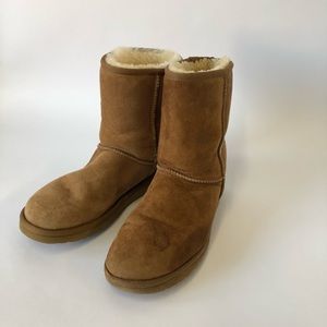 UGG Women’s Chestnut Classic Short Boots Size 9 UGG Women’s Chestnut Classic Short Boots Size 9