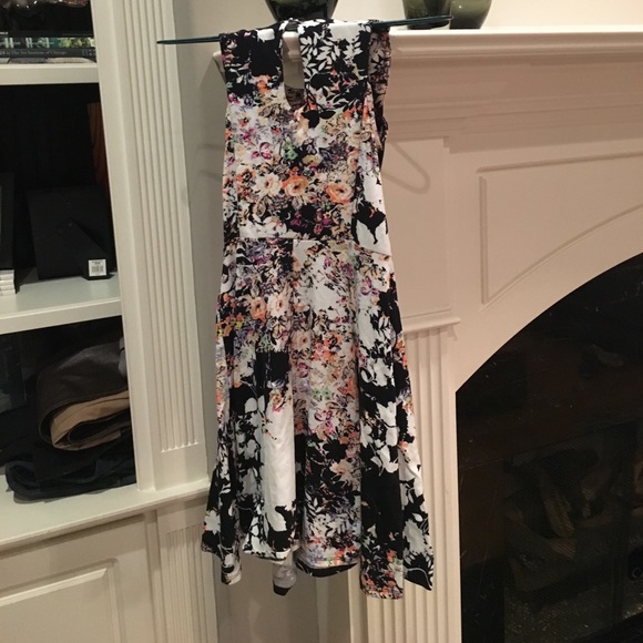 A mini dress with beautiful floral print - Picture 2 of 5