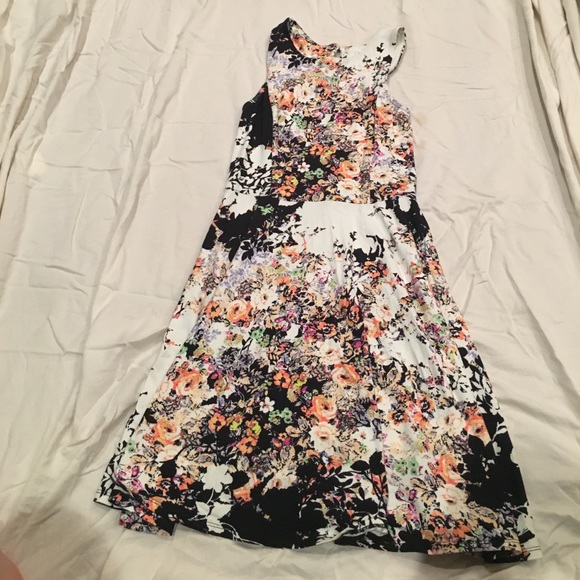 A mini dress with beautiful floral print - Picture 3 of 5
