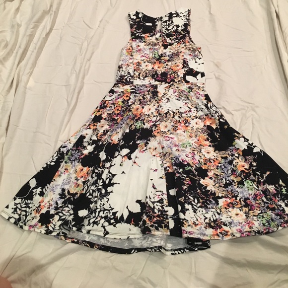 A mini dress with beautiful floral print - Picture 4 of 5