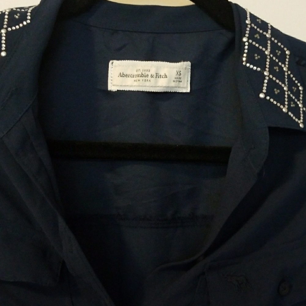 Beautiful blouse - Picture 2 of 3