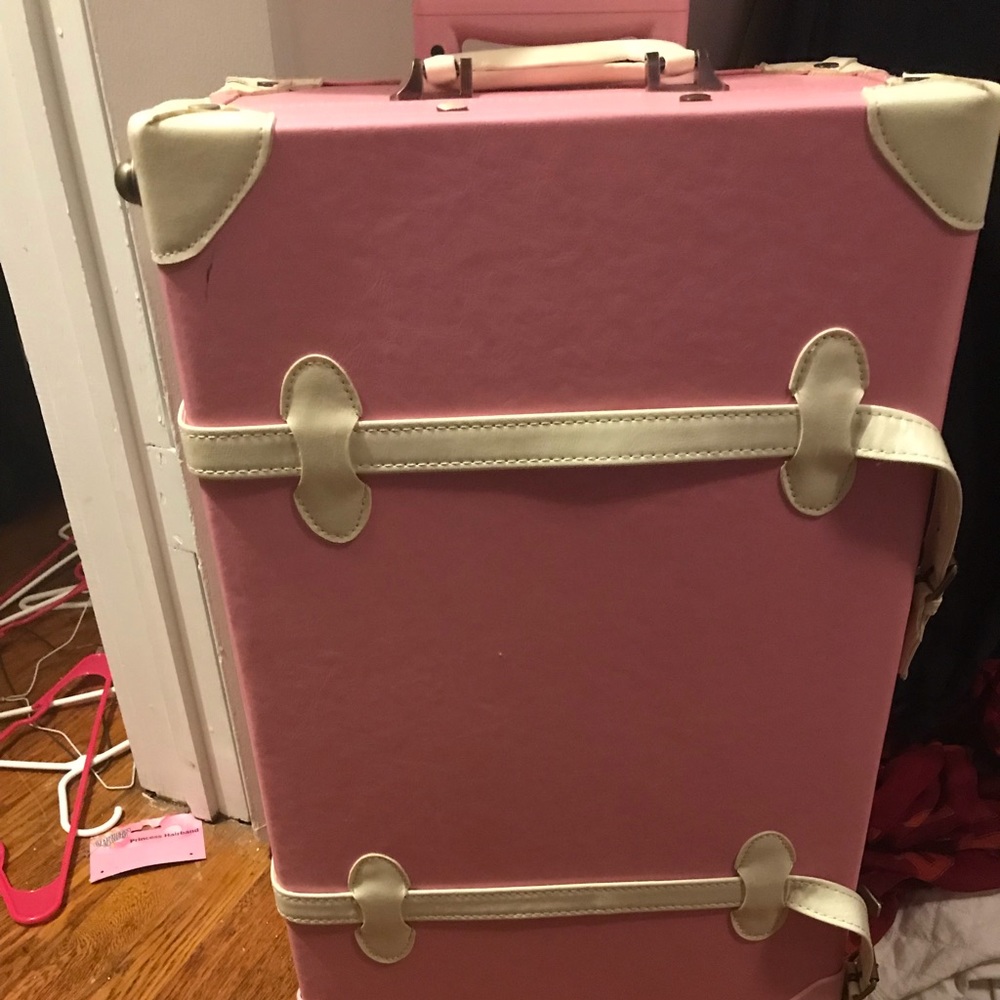 Pink vintage look alike suit case with wheels
