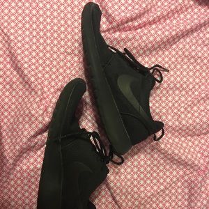 Black Nikes Black Nikes