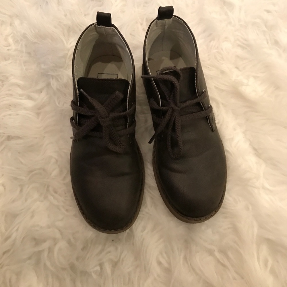 Boys brown leather boots.