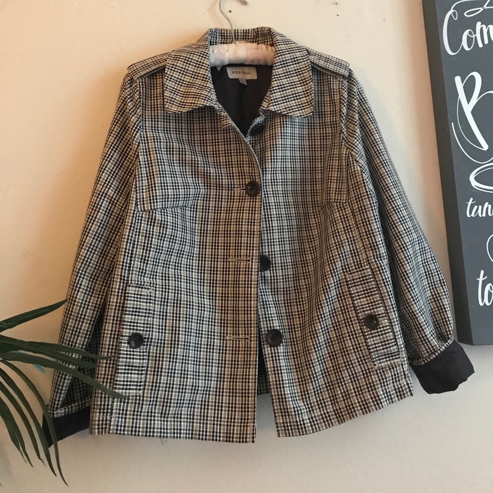 Cute checkered, short waist, trench coat
